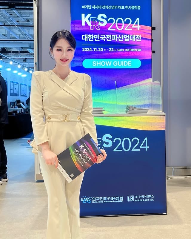 코엑스에서 열린 “국내 최초, 역대 최대 규모”의 2024 #대한민국전파산업대전 사회 보고 왔어요💫 #아나운서 #한국전파진흥협회 주최의 행사 사회를 그동안 봐왔는데,이번에는 LG유플러스를 비롯해 차세대 네트워크,AI, 국방, 위성 등과 관련된 71개사가 참여한최대 규모의 전파 전시회 시작을 제 목소리로 열 수 있어감사했고, 영광이었어요🥹특히 과기부, 방통위, 연합뉴스, SK텔레콤, LG전자, KT 등한국의 전파 진흥을 대표하는 기관의 사장님, 대표이사님 등VIP분들께 전시회 참관을 선두로 이끄는 역할을 맡아잊지 못할 경험을 쌓았답니다✨앞으로도 한국 방송통신계의 인재(?)로 자라날하늘의 모습도 응원 부탁드립니다🩵#전시회 #사회자 #사회자섭외 #아나운서섭외 #MC #아나테이너 by @enjoy_sky_