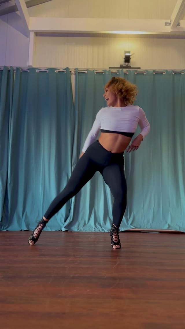 • TUTO HEELS BODYDANCE danse en talons Partie 1 •J’aimerais savoir si vraiment ce format vous intéresse, et si vous avez envie d’avoir plusieurs TUTO danse comme celui-ci ? Prochain cours samedi matin à la salle @caribbean.academy.studio de 9:00-10:30 et 10:30-12:00 niveau débutante.Il reste toujours de la place, donc fonce sur l’application ou le site Internet afin de t’inscrire. by @mathilda_crampon