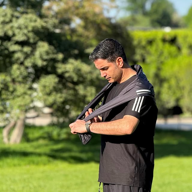 سلام امروز ۴۰ ساله شدم …و رویاهای خیلی هارو دارم زندگی می کنم، و همیشه حواسم هست این فرصت بزرگ رو شما به من دادید.اگر دلی شکستم عذر می خوام، اگر کار خوبی کردم وظیفه م بوده و اگر بدی دیدم فقط رد میشم. از زندگی همین رو یاد گرفتم و هنوز دوست دارم یاد بگیرم. چند سال دیگه هنوز لطفتون شامل حال من میشه رو نمی دونم، ولی تا همین جا هم خیلی از سرم زیاد بوده 🙏🏻رفیق دور شما، کوچیک شما #محسن_یگانه ۲۳/۲/۱۴۰۴❤️#hbd by @mohsen