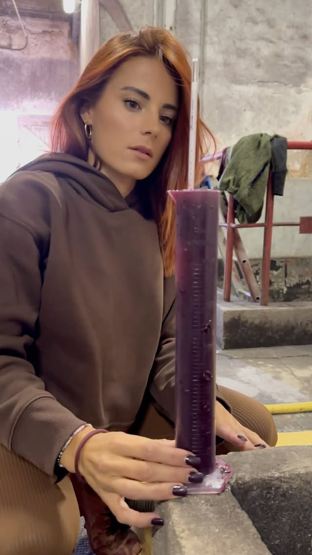 🍷🍇🍷 #farmgirl #rousse #vigneronne #girl #agricultrice #vigneronne #redhead #landwirt #travailencave #agricoltrice #mustimètre #paysanne #viticultrice #wine #grape #raisin by @giulia_snz