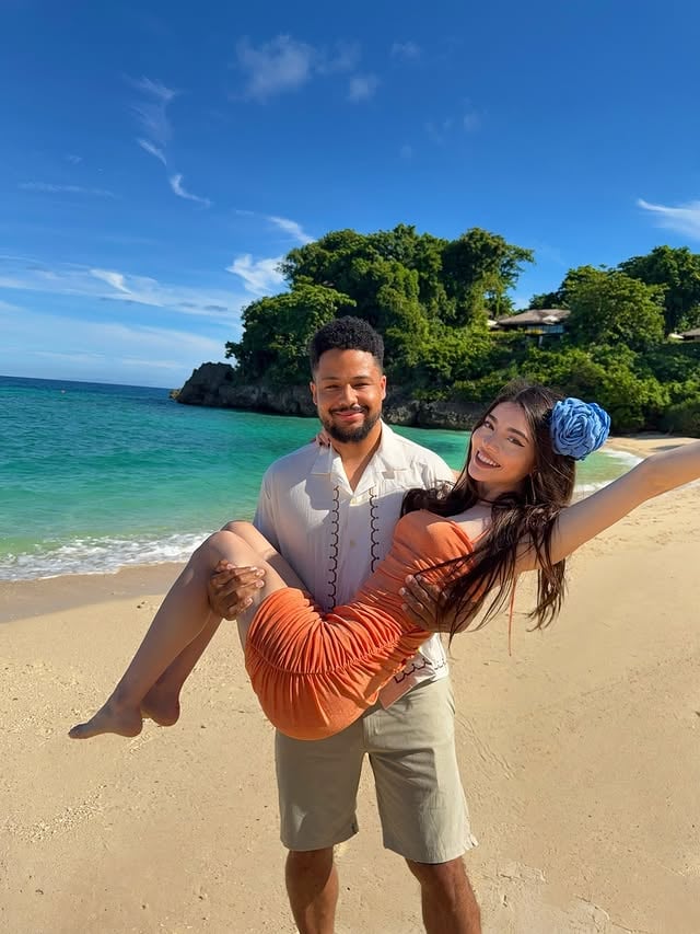 two friends doing friendly things — nothing to sea here! 🏝️🌊😁 by @itskatchii