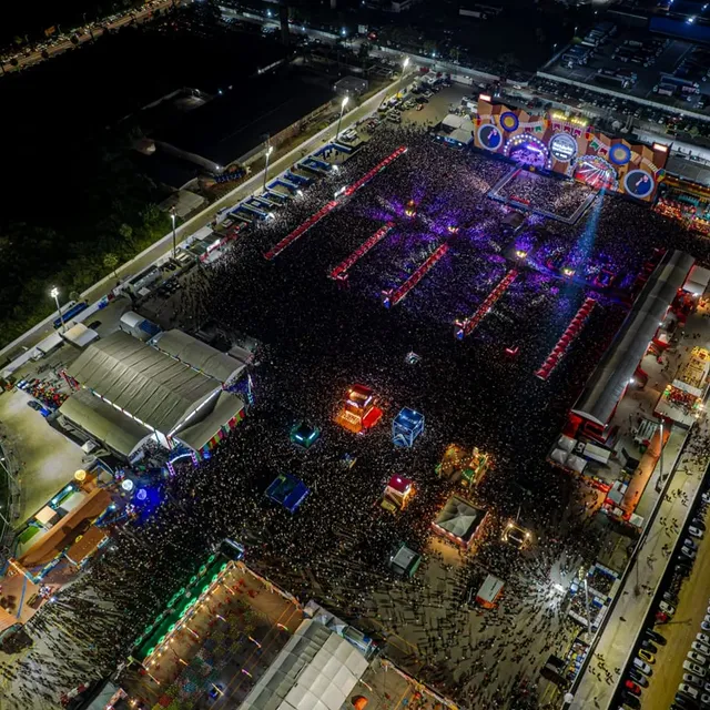 São João de Maracanaú alcança novo recorde de público com 2,7 milhões de pessoas na edição de 2025 e movimenta a economia e cultura no Nordeste O São João de Maracanaú, celebrado como o Maior do Planeta e que este ano completa 20 anos, bateu incríveis recordes na edição de 2025, que aconteceu de 6 a 29 de junho, no Parque de Eventos Narciso Pessoa de Araújo. O público total superou 2,7 milhões de espectadores, nova marca histórica, acima dos 2,5 milhões de pessoas de 2024. O evento não é apenas uma grande manifestação cultural, mas também um verdadeiro propulsor econômico e cultural para a cidade, para o Ceará e o Nordeste. Confira os números do Maior São João do Planeta em 2025! 2,7 milhões de espectadores na edição (novo recorde de público)4.500 empregos diretos e indiretos, sendo 1500 empreendedores selecionados por meio de editais.Aquecimento da economia estimulando várias cadeias produtivas, como turismo, estética, vestuário e alimentação.R$ 100 milhões movimentados na economia local300 atrações culturais no palco e nos espaços da Cidade Cenográfica.250 quadrilhas juninas, distribuídas em 7 festivais. by @saojoaodemaracanauoficial