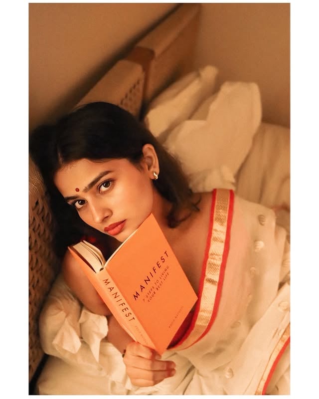 Draped in tradition, lost in manifestation.Some books speak to your soul, some looks reflect it. ✨#EveningVibes #sareeandstories @deepaliish #SareeLove #ManifestMagic #BookLoverVibes #DesiAesthetic #SoftMood #IndianElegance #ReadingInStyle #GoldenHourGlow #ClassicCharm #SareeMood #BookstagramIndia #traditionmeetsnow by @deepaliish