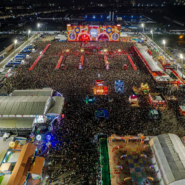 😱Novo Recorde no SJM: 170 mil pessoas O São João de Maracanaú realiza a maior festa da história neste exato momento e bate mais um recorde histórico de público, com 170 mil pessoas no Parque de Eventos Narciso Pessoa de Araújo. Neste momento se apresentam Jorge & Mateus e daqui a pouco Seu Desejo. É lindo ver Maracanaú no mais elevado padrão de eventos nacionais e internacionais! Orgulho nosso! ❤️Imagem: @henanbaltazar by @saojoaodemaracanauoficial