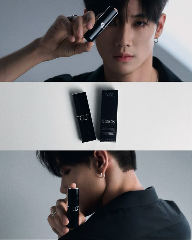 Thx @diorbeauty ✨디올이 첫 번째로 선보인 파운데이션 스틱 #디올포에버스킨퍼펙트스틱 루미너스 매트 피니쉬로 요즘같은 열기와 습도에도 무너짐 없이 피부표현이 가능하며 파운데이션과 컨실러를 한번에 쓸수있어서 너무 간편하기 까지! 사이즈도 휴대하기 너무 좋아서 올여름 필수템이 되버렸습니다.남은 여름 더위에 무너지지 않는 피부표현을 원하시는 분에게 적극 추천!#디올뷰티 #디올메이크업 #디올포에버 #디올포에버스킨퍼펙트스틱 by @saebomoh