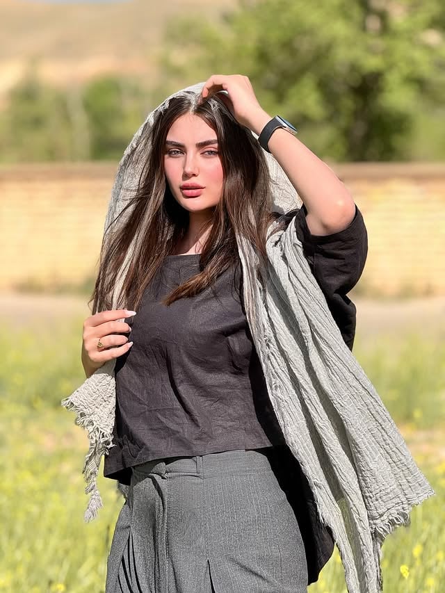 من خودِ معجزه‌ام!زنده‌ماندنم،دوام آوردنم،کم نیاوردنم!من حتی می‌خندم، نه لبخند، قهقهه!از این معجزه تر؟! by @yasllina.label