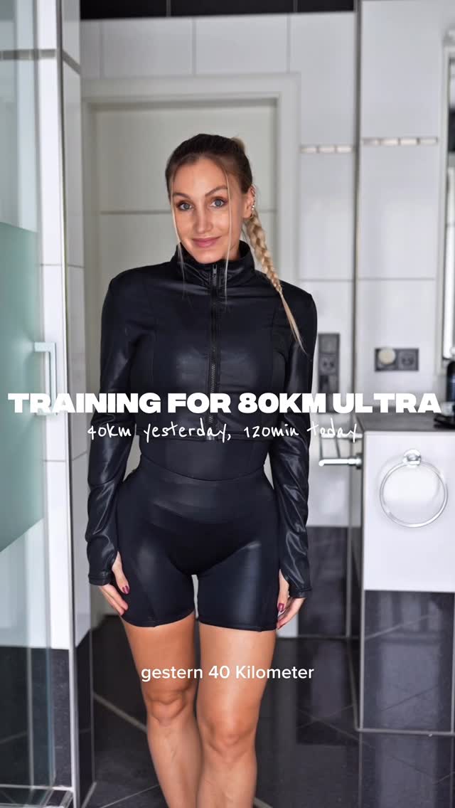 TRAINING FOR AN 80KM ULTRA MARATHON 🏃🏼‍♀️ Nachdem ich gestern 40km gelaufen bin, stand heute der zweite Long Run auf dem Plan: 2 Stunden Dauerlauf ⏱️ Ziel ist es den Körper daran zu gewöhnen, auch auf müden Beinen weiterzulaufen. Ruhig auch mit Gehpausen und in regenerativem Tempo. Ich plane den Lauf heute nach Minuten und nicht nach Kilometern weil ich einfach nur lange in Bewegung bleiben möchte und keinen Druck haben will, wieder eine bestimmte Kilometerzahl erreichen zu müssen. Ich will den Fokus auf „time on feet“ statt auf Kilometer legen. 2 Stunden langsam laufen ist perfekt, um nach dem harten Long Run gestern die Beine zu entlasten aber gleichzeitig die Grundlagenausdauer weiter auszubauen 🙌🏼☺️ #running #ultramarathon #motivation #training