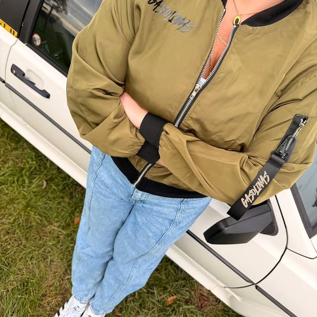 GASOLINAS Bomberjacke – Made for baddies with a car attitude 🚗💨www.gasolinas.de/shop Zeig Style, Power und Leidenschaft mit der GASOLINAS Bomberjacke – perfekt für alle, die Autos im Blut und Attitude im Herzen haben!Diese leichte Übergangsjacke aus 100 % Polyester kombiniert cooles Design mit komfortablem Tragegefühl.Details:Erhältlich in den Größen S–XL (36–44)Farben: Armeegrün oder RotLeichter Stoff – ideal für Frühling & HerbstPraktische SeitentaschenCooler Anhänger am Ärmel mit der Aufschrift GASOLINASAuf dem Rücken: Statement-Print „GASOLINAS – Made for baddies with a car attitude“#gasolinas #richtigefrauenstehenaufautos #GirlsLifestyleCars #carlove #fashion #fy #Statement #tuning #oldtimer #Crew #Community #Herbst #Auto #girscar #cargirl by @richtigefrauenstehenaufautos
