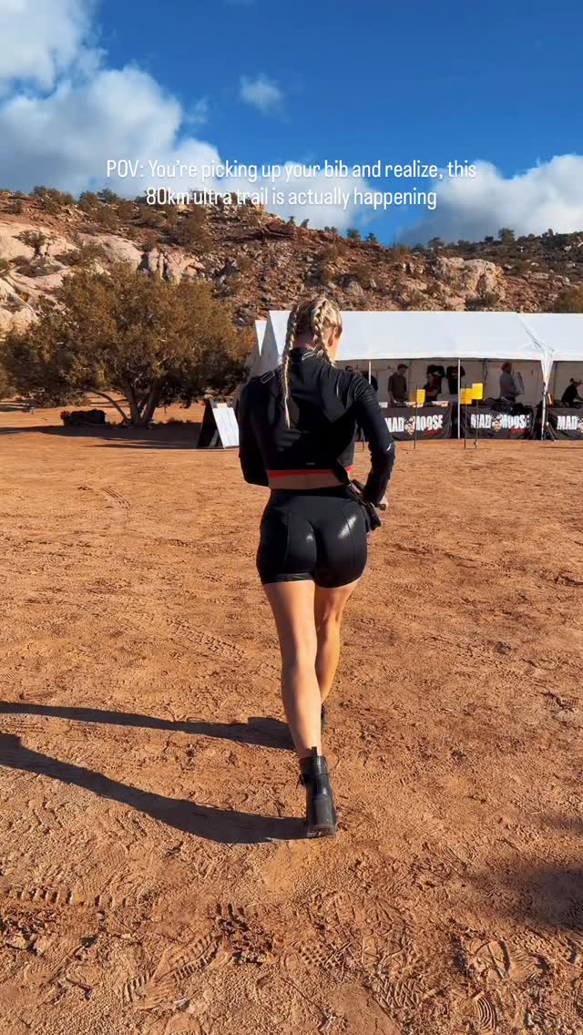 Und da ist sie 😳 die Startnummer für meinen ersten 50 Meilen / 80km Ultramarathon. So lange trainiert, geplant, gehofft – und jetzt halte ich sie tatsächlich in den Händen. Ein Stück Papier, das aber so viel bedeutet 🙏🏼 Denn plötzlich wird aus dem harten Training Realität und aus „bald“ wird „jetzt“ 🥹 #running #ultramarathon #trailrun