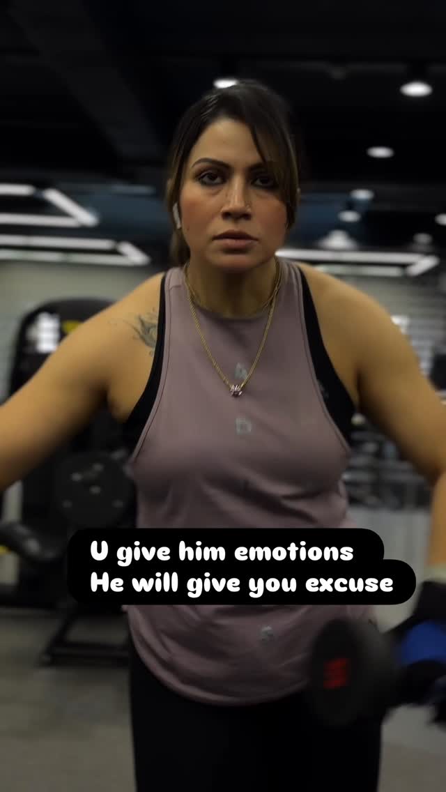 So keep your emotions with you and sab gym me workout me nikal do 🤓kam se ka achhi body aur achhi health to milegi 😘😘#gymgirls #shoulderworkout #shoulderexercises #gymreel