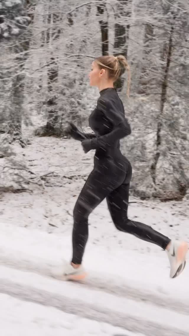 Run anyway ❄️ Outfit from @pairadize (cosmic leggings & jacket) 🖤 #wintermiles #motivation