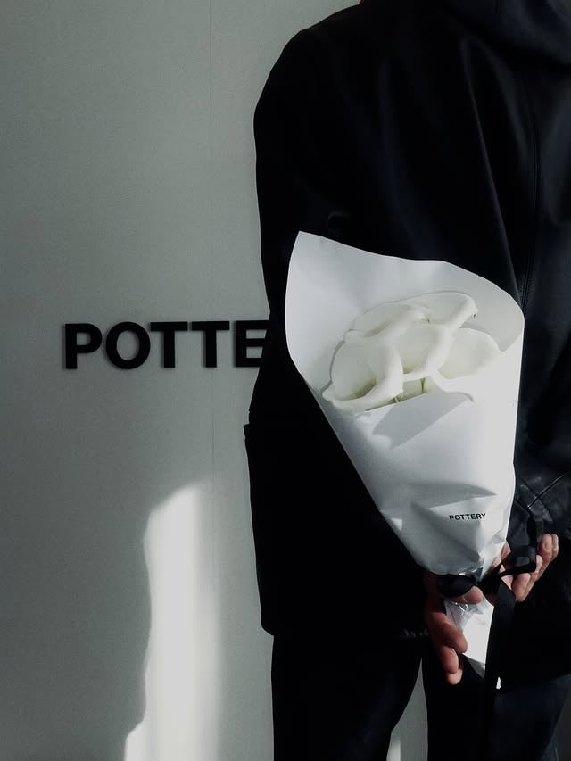 POTTERY SS26 PRESENTATION : @ptry.inc 조선 팰리스 호텔 스위트룸에서 열린POTTERY 26S/S Private Presentation일상의 소음을 덜어낸 공간에서 소니아 쇼스탁(@sonia_szostak)의 영화적인 시선으로 포착된 포터리의 새로운 챕터를 직접 경험하고 왔습니다.THX @jeonguss ✨ Thank you for inviting me.#포터리 #POTTERY by @saebomoh