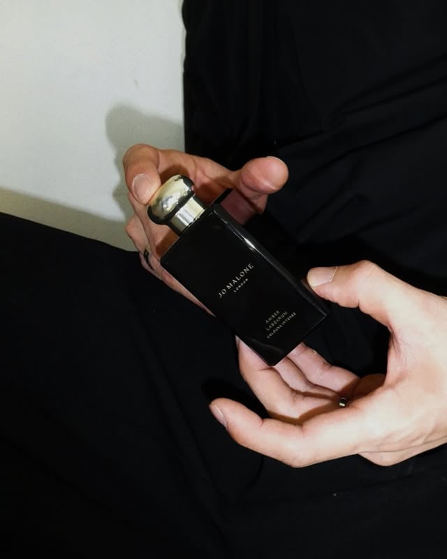 *광고 Jo Malone London Cologne Intense NEW Collection🥂 @jomalonelondonAmber Labdanum 조말론 런던 앰버 라다넘 코롱 인텐스 ✨깊고 따뜻한 밀도가 느껴지는 엠버 라다넘은 시간이 지날수록 피부에 자연스럽게 스며들며 차분한 잔향으로 머무르며묵직하지만 과하지 않아 하루 종일 부담 없이 이어지는 향이기 때문에 부담없이 사용할수있습니다.무드를 차분하게 하고싶은 날 Jo Malone London의 앰버 라다넘 어떠신가요?EVENT📁 : @the_hyundai_com 조 말론 런던 앰버 라다넘 코롱 인텐스 50ml / 100ml더현대닷컴 구매 시 스웨이드 파우치 증정 (1/19~1/31, 소진 시 종료)#더현대닷컴 #JoMalone #조말론 #코롱인텐스 #앰버라다넘 by @saebomoh