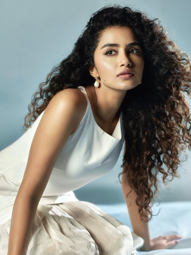 The CURLY KALYANI 🤭#curlygirl #minimalfashion #modernmuse