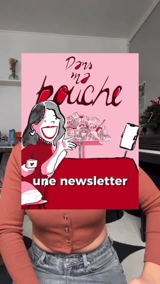 Je lance ma newsletter “Dans ma bouche” 👄 un espace où on va manger, rire et penser et je pourrai enfin vous montrer tout ce que vous ne voyez pas sur les réseaux. Je suis si heureuse de lancer ce projet qui me trottait dans la tête depuis un moment car je sentais que j’avais tellement plus à vous partager que ce que vous voyez passer ici !Avec l’abonnement gratuit, vous aurez accès à un article mensuel avec un panaché de mes recommandations et réflexions du mois, des critiques food plus poussées, des coulisses de mon quotidien.L’abonnement payant vous donnera accès à deux articles supplémentaires par mois avec des confidences et des réflexions : on parlera gastronomie, influence, création, entrepreneuriat, rapport au corps, métissage, image, santé mentale… Mais aussi des textes plus personnels, et des formats “Dans la bouche de”, où mes invités - des personnalités de la food ou d’ailleurs - nous confieront ce qu’on peut trouver dans leur bouche au quotidien… Mais aussi ce qu’elles n’osent pas en sortir.La newsletter payante est à 6€ par mois, ou 60€ par an, et pour remercier celles et ceux qui soutiendront le lancement de Dans ma bouche, j’ai prévu une offre de lancement à 48 euros pour un an, qui est valable uniquement jusqu’à ce samedi 31 janvier 18h.La première newsletter payante vous serez envoyée ce samedi 24 janvier au matin, et ce sera l’occasion de faire (enfin !) le point sur six ans de marathons des galettes 👑Rendez-vous sur le lien dans ma bio pour toutes les infos !!! Bisous 👄Merci à ma @sophie.pelloux_prayer pour cette superbe illustration 💗💗💗 by @hungryconsti