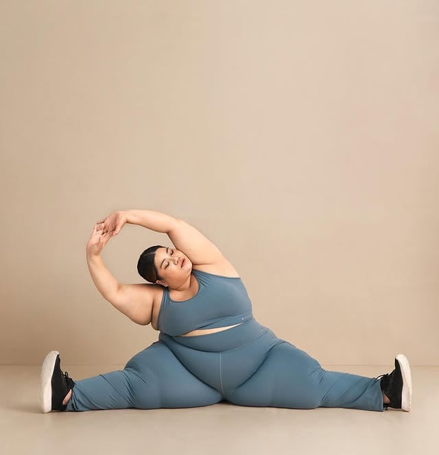 Flexing 😌Happy weekend!Set: @plussize_misclaire #plussize #fat #fatjoy #fatpositive #activewear #fatyoga #fatfashion #fatwoman #fatandthriving #plussizefashion #fatvisibility #nomorehiding #effyourbeautystandards by @fatcatfar