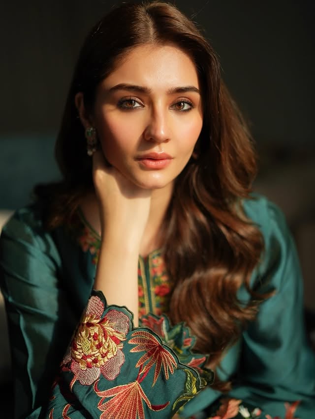 Festive greens @house.of.reina 🍁Photos @asnatanvir Makeup @makeupbyusman