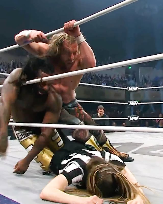 @REFAUBREY JUST GOT WIPED OUT 😱 @SwerveConfident @KennyOmegaManX#AEWDynamite is available for replay on HBO MAX! by @refaubrey