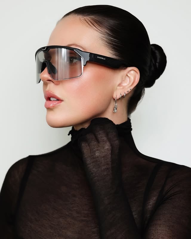 MUSIC SHIELD by @hellochamelo // built in speakers // lens changing // smart sunglassesshot at @mova.studios #movastudio #shotatmova #hellochamelo #chamelo #smartsunglasses by @christina.m.schmidtt