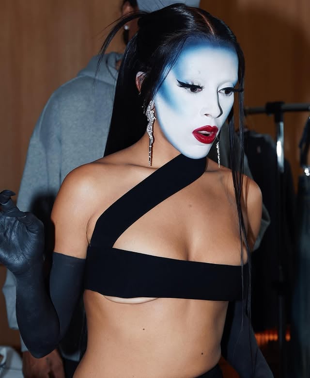 Some more beautiful shots of @dojacat in hand, arm and face makeup by yours truly 🖤💫Yes, the gloves are all makeup 😘#doja #dojacat #fashionweek #parisfashionweek #makeupart #makeup #mua #makeupartist #avantgardemakeup #abstractmakeup #bluemakeup #graphicmakeup by @laurelcharleston