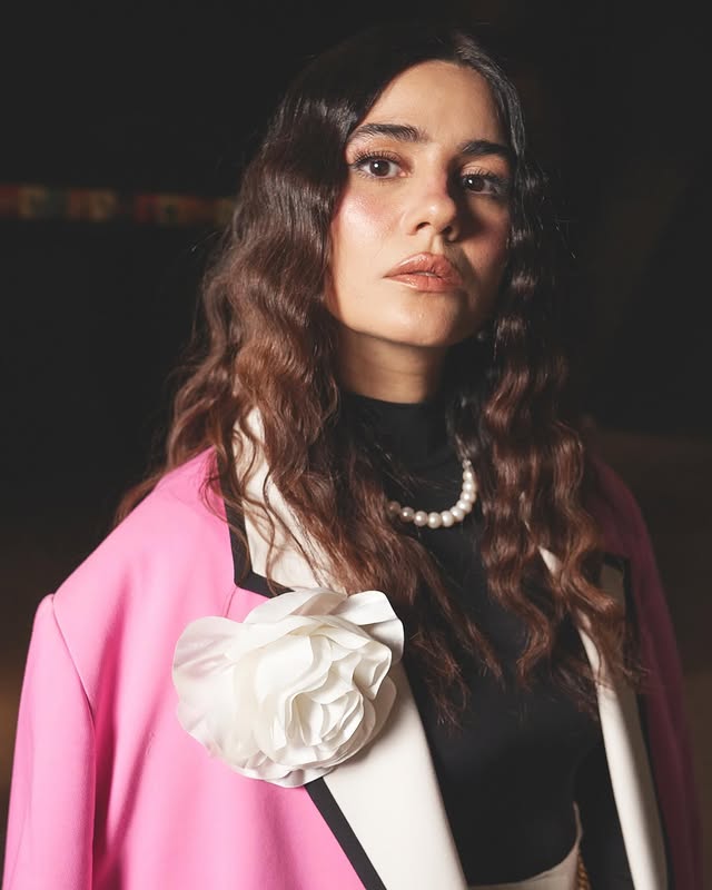 📸: @nadirozkan 💙Styling: @zeynepcamci :))🌹Saç: @huseyinpolatofficial 💙Makyaj: @selhan.c 💙Ceket: @maxillaria.co 💕 @ilknursereff 💕@abdullahbulutmanagement 💙 by @zeynepcamci