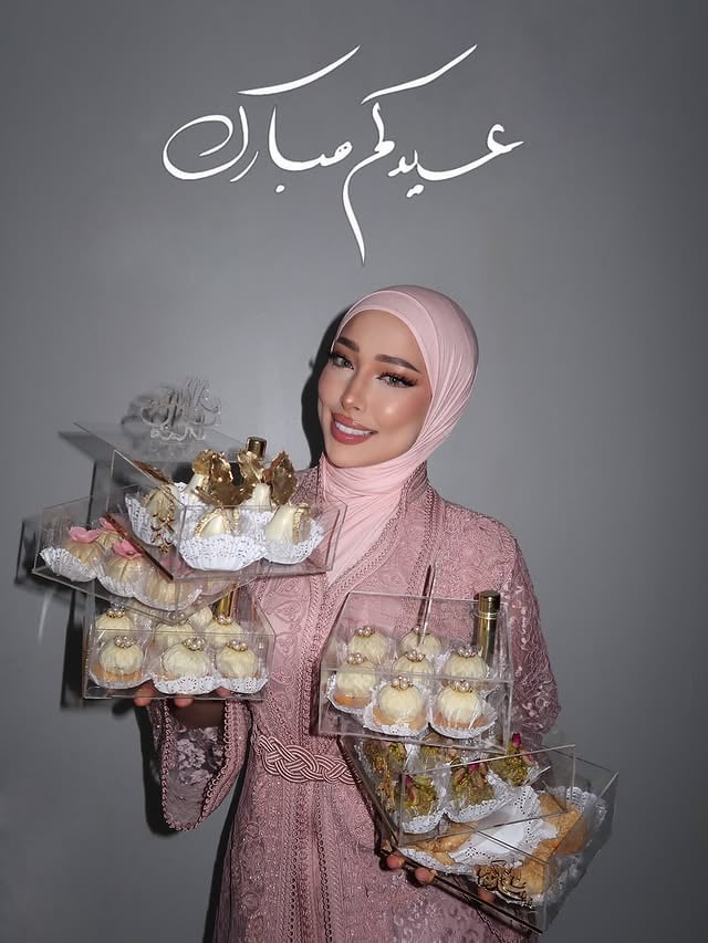 عيد مبارك من الجزائر الحبيبة 🇩🇿 مع اهلي و ناسي 💕 و العيد ما يحلى بدون حلوياتنا التقليدية المختلفة 😍 فخورة كوني جزائرية و نكون دائما من الناس لي تعرف بتقاليد بلدها ❤️ حلويات @brownies_world_04 ✨