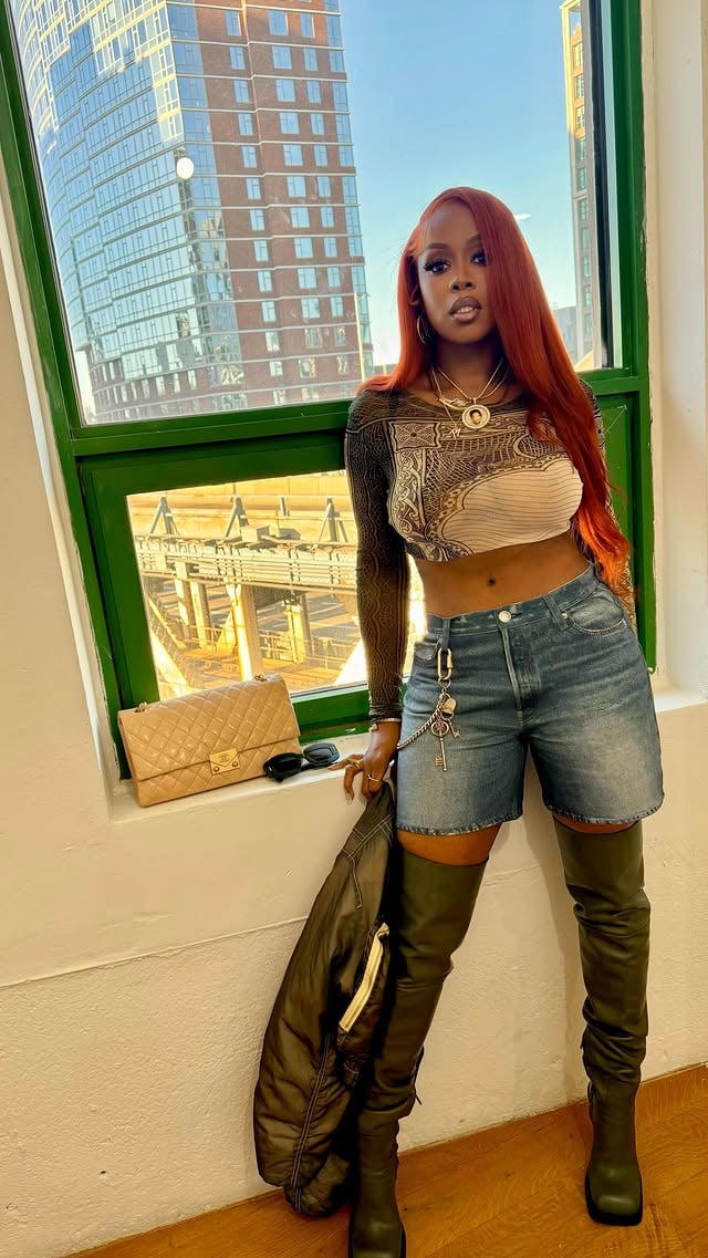 Is you shy?💋 KEEP STREAMING W.Y.F.L. Link in bioFunFact: STILL #2 on hiphop charts (& #59 across all genres🎶)FunnerFact: @_conniediiamond did my hair (color and all 🔥🔥)FunnestFact: It’s Timeeeee! ⏳ by @remyma