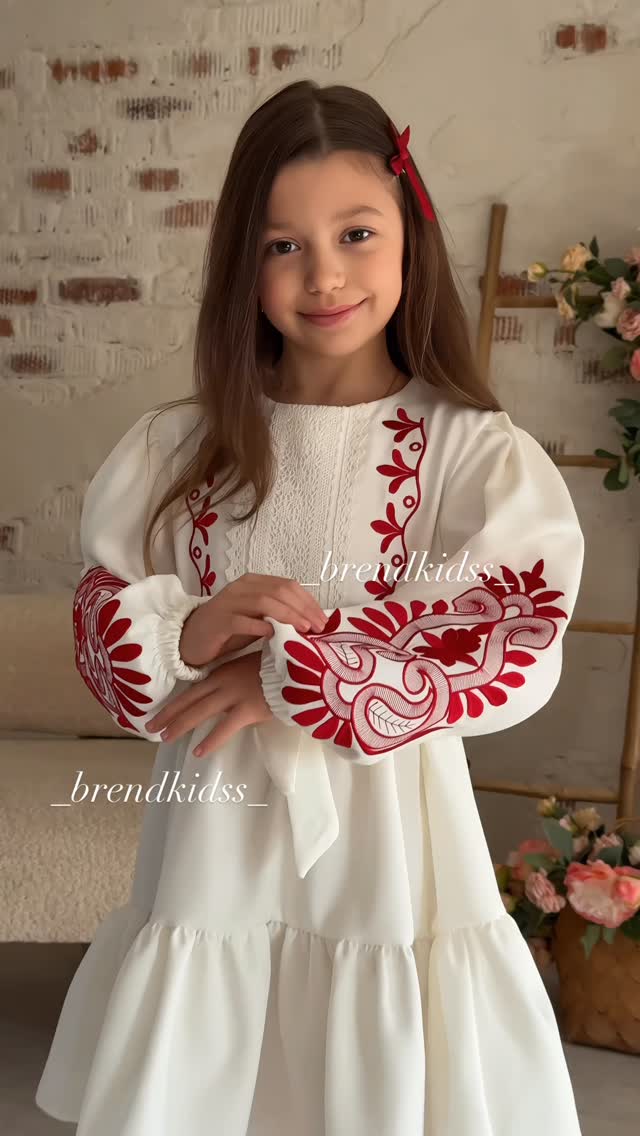 Дуже красиві вишивані сукні 🥰Виглядають святково, оригінально !)Рукавчик іде обʼємний, них на резиночціЛінію талії можна підкреслити пояскомРозміри від 128 до 152 см🏷️Ціна 980 грн…………………………………………… by @_brendkidss_