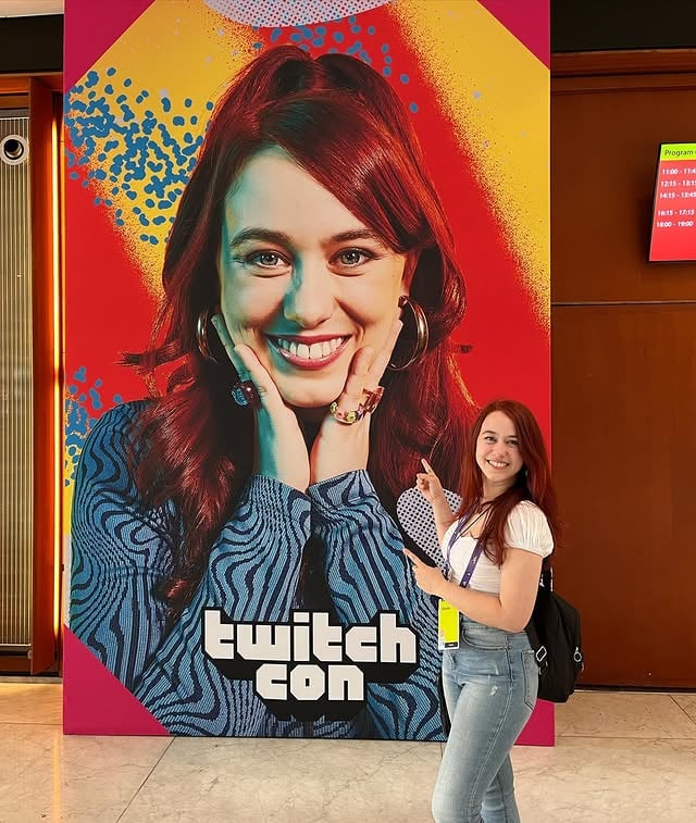 La emoción que he sentido al entrar a Twitchcon y ver mi cara en todas partes (incluso EN EL METRO) no la puedo describir con palabras. Gracias @twitch.es y @twitchcon por elegirme como una de las imágenes de este evento. Gracias por hacerme sentir tan especial. Esta vida es única ❤️ by @elesky