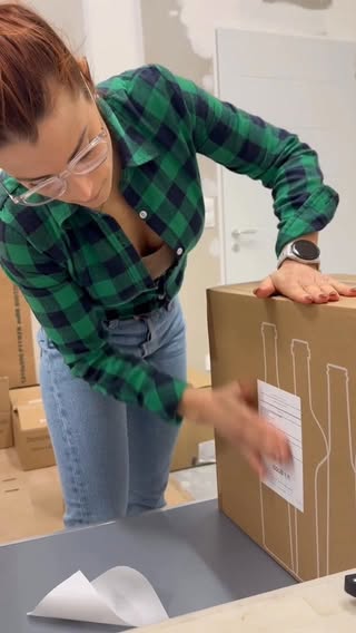 Dans les coulisses de vos commandes 📦🍷juste moi, au domaine, qui prépare chacune de vos cuvées avec amour 🤍L’abus d’alcool est dangereux pour la santé, à consommer avec modération.