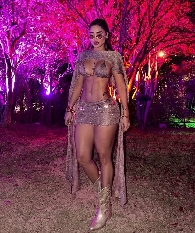 Girls Just Want To Have Fun 🦋👯✨@tati__her__ 🫶🏼👯✨🪩 @sxmfestival #ravegirls #bohochic #fashionstyle #raveoutfit #makeuplover by @ravegirlscolombia