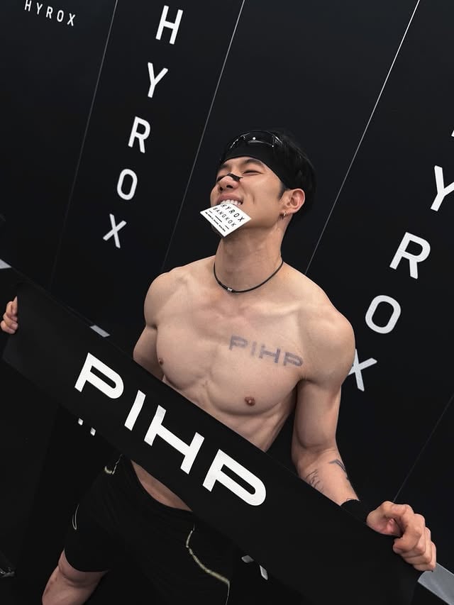 2025.12.15 - 2026.03.23 END HYROX Men’s Relay 57:01 - Overall 7thPro Dounles Men 1:09:48오랜만에 많은걸 내려놓고 시작했던 이번 상반기 도전하이록스가 처음이여서 그렇다고 하기엔 너무 가혹했던 이번 방콕이였지만 그럼에도 불구하고 누군가를 대표해서 나간다는건 정말 즐겁고 감사한 일프로더블 파트너의 아무도 예상치 못한 다리 부상 그리고 릴레이 에이스의 컨디션 난조로 거진 4개월 동안 최선을 다해 준비했던거라 너무 아쉬울수 밖에 없는 결과지만 하나 분명한건 무언가에 빠져서 도전하는 과정에는 새롭고 엄청난 즐거움들이 뒤 따라온다는걸 오랜만에 다시 깨닫게 된거 같아 한편으로 너무 의미있는 시간이였다고 생각합니다.마지막까지 포기하지 않고 끝까지 따라 달려준 첫 파트너 진욱이 (@zest_do_it )고맙고 대견하고 부담 안되게 더많이 해주려고 노력했지만 더 못해준거 같아 미안하고 몸관리 잘하자모든게 처음인 저에게 아낌없는 조언과 응원해주신 의준 준철 아일 코치님 그리고 최고의 서포터 하율님 정말 감사드리고10주동안 함께한 2기 형님 동생들 그리고 대회기간 내내 아낌없이 지원해주시고 응원해주신 대표님과 풍인 식구분들 정말 감사드립니다.다음이 또 언제가 될진 모르겠지만 길고 길었던 2026년 상반기 도전을 이렇게 마무리하며지금까지 PIHP 2기 오새봄 이였습니다 감사합니다.THX @pihp.club : Ready to rise again.I sincerely support everyone who is trying every moment somewhere. by @saebomoh