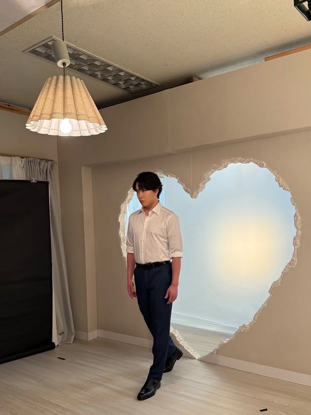 ⁡⁡いよいよ今夜、テレビ朝日系ドラマオシドラサタデー「ターミネーターと恋しちゃったら」が23時からスタートします。⁡初主演という事で正直沢山不安もありました。ですがキャストの皆様、スタッフの皆様に支えていただき時沢エータとして演じる事が出来ました。⁡この作品にチャレンジさせていただけた事本当に幸せに感じます。⁡心が温かくなるSFラブコメディーです。⁡是非見ていただきたいです。時沢エータに会いに来てください。⁡Snow Manが担当させていただきます主題歌の「SAVE YOUR HEART」も初披露です。ドラマ内のどこで聴けるのか是非楽しみにしてください。⁡よろしくお願いします。⁡#オシドラサタデー#タミ恋#時沢エータ by @ryota.miyadate0325_sn_official