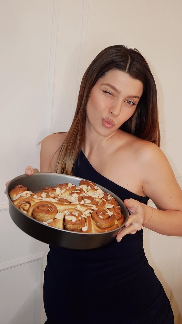 Cinnamon rolls 🥮🥧🍦• Farina 00 manitoba 500 g• Farina 00 100 g• Latte intero 100 g• Acqua 100 g• Zucchero 115 g• Burro morbido 80 g• Uova medie 2• Lievito di birra fresco 20 g• Estratto di vaniglia 10 g• Sale fino 6 gPER FARCIRE• Zucchero 100 g• Cannella in polvere 10 g• Burro 20 gPER LA GLASSA• Zucchero a velo 150 g• Acqua 30 g
