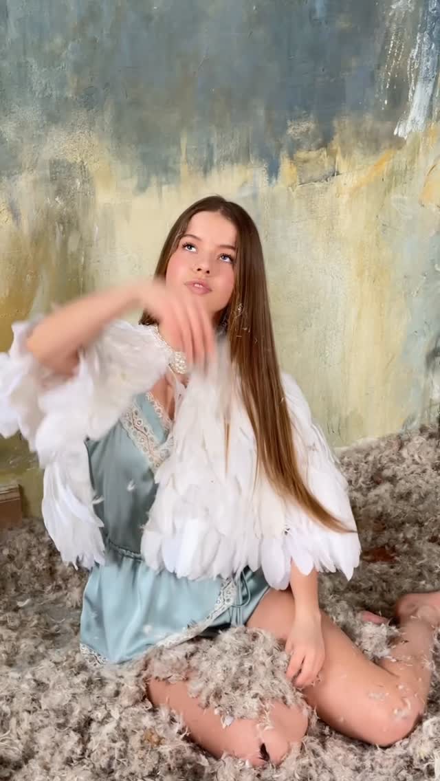Привет, друзья😊Светлая суббота — особый день завершения Пасхальной недели, наполненный символами радости, обновления и духовного единения. В это время в храмах совершаются важные богослужебные действия, а в народной традиции переплетаются древние обряды, семейные встречи и обычаи, связанные с надеждой на благополучие.🙏🏻В народной традиции Светлая суббота носила название «хороводницы». Этот день считался благоприятным для укрепления отношений и общения. Молодёжь устраивала игры и забавы, а особое внимание уделяли недавно созданным семьям — для них исполняли обрядовые песни, желая крепкого союза.Популярным развлечением было катание яиц 🥚🥚🥚с пригорков. Участники старались сбить как можно больше чужих яиц, что воспринималось как символ удачи и ловкости. Кроме того, именно после завершения поста начинался сезон свадеб: устраивались сватовства, договаривались о браках, проходили праздничные застолья. Так что, не унываем сегодня ни в коем случае🫶🏻🙏🏻