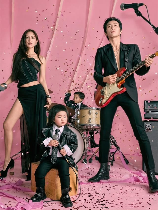 สาดความสุข แบบครอบครัวชาวร็อค🤘🖤⚡️Happy Songkran and Family day kaa #songkran2026..เป็นการถ่ายแบบกับลูกที่ลูกดูสนุกที่สุดในชีวิต ไม่บ่น ไม่ร้อง เอ็นจอยกับการได้เล่นดนตรีมาก ทะเลวิ่งเข้าใส่กลองแล้วตีไม่ยั้ง ส่วนเวลาพยายามยืนกดคีบอร์ดแต่ตัวสูงไม่ถึง เอ็นดู เลยเปลี่ยนมาเป็นนักร้องแทน🤣 ตอนถ่ายเสียงดังวุ่นวายสุด ว่าเด็กเอเนอจี้เยอะแล้ว ช่างภาพกับสไตลลิสต์เราล้นกว่าช่วยกันบิ๊วเด็กๆจนได้ภาพออกมาน่ารักมากกก💖 ...ว่าแต่วงดนตรีของเราจะชื่ออะไรดีน้า? ให้พี่ๆช่วยคิดโหน่ยยย😆...Photographer @sprite_snapMUA @first_make_upMUA @ritz_angel_xxHair @noppasitt.voteStylist @baifernlistAssistant @fernnina#KTTVJourney#ก้อยตูนทะเลเวลา by @rachwinwong