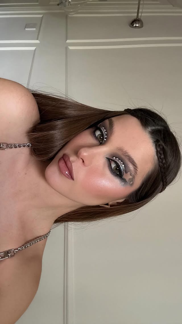 Coachella make-up inspo ✨⭐️Prodotti #gift : Fondotinta : @merit Correttore: @kosas Blush : @hudabeauty Illuminante : @kosas Terra : @diegodallapalma_official Ombretto argento : @diorbeauty Ombretto nero: @nablacosmetics Matita nera : @nablacosmetics Eye-liner: @benefitcosmeticsitaly Sopracciglia: @refybeauty Mascara : @cliniqueitalia Matita labbra : @hudabeauty Lip gloss: @laneige_eu