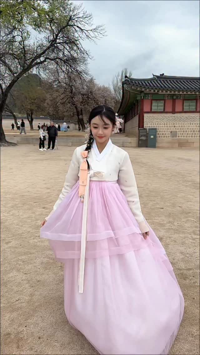 When in South Korea: go HANBOK🌸来到本命爱豆的国家啦～❤️歌曲的开头刚好是我们家 @miniseungkim 🐶的声音😘