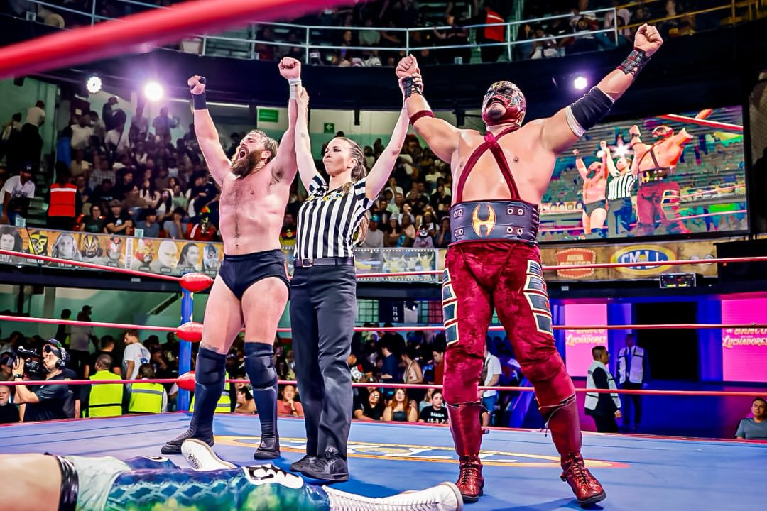 Hechicero y Mark Davis le dieron un triunfo importante a La Familia de Don Callis. La dupla fue superior ante la singular alianza que conformaron Averno y Atlantis Jr.📲 Revive lo sucedido en el #SábadoDeColiseo exclusivo para miembros nivel “Leyenda”: https://www.youtube.com/live/bh26shl4REc 📸 @elfotografodelasluchas #CMLL #LuchaLibre by @refaubrey