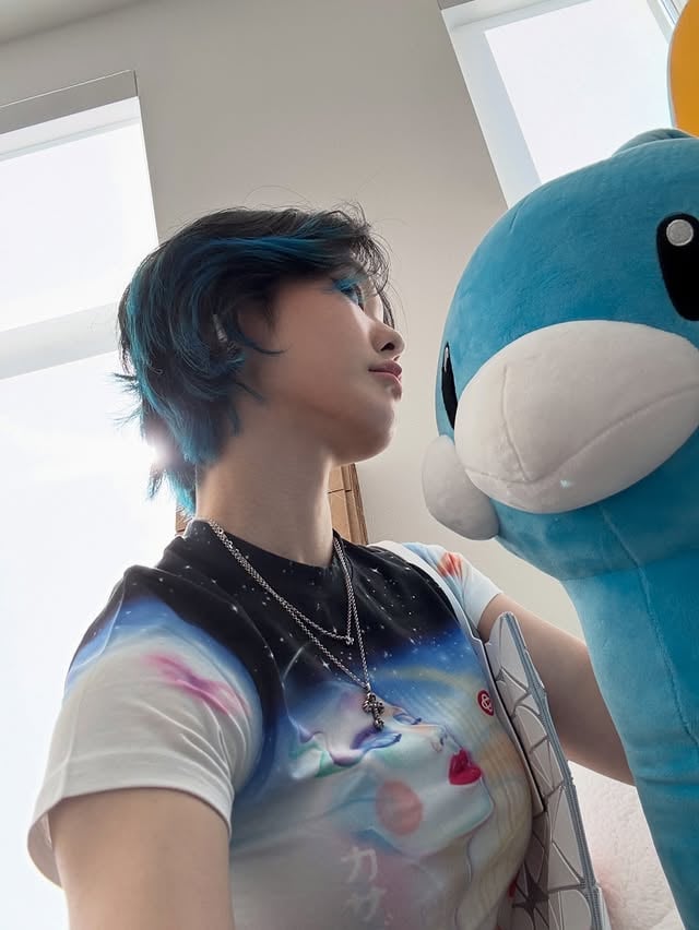 oh yea i have blue hair because I love the ocean and my mmorpg friend that used to dye her characters outfits blue who inspired and motivated me to keep drawing when I was a kid 💙 i been so busy and sick 😢 getting better now though!!