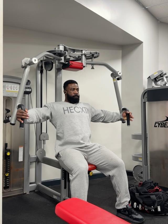 Push training when dieting Chest, shoulders, triceps… I’m sure many of you will relate when getting deeper into dieting that these muscles group drop off strength wise.I’m definitely no different, triceps and front delts being smaller muscle groups generally drop off in strength before the chest. What helps me from a mindset point of view, is remembering during a calorie deficit I’m not growing. It’s in the off season months where food is higher, where muscle growth and strength is at its highest. So during prep, it’s not about trying to hit pbs, but instead keeping training intensity high, adjusting training volume and load to still have productive sessions… Also not forgetting recovery!📝 Tip - try not to use dieting as a reason to be hard on yourself from a numbers standpoint. Apply yourself to your sessions, give what you can on that day and that is enough 👊🏿— — — — — — — — — — — — — — — — — — — — — — — @hecxtn clothing sizes Small - 4XL available 🌐 Worldwide shipping of the full clothing range hecxtn.myshopify.comCode: Marc10 will save you 10% site wide @tbjpnutrition @tbjpnutrition.eu @tbjpclothingwww.tb-jp.comCode: Marc10 will save you 10% on all lifting gear and accessories @gym_pin www.gym-pin.co.uk by @marc__hector