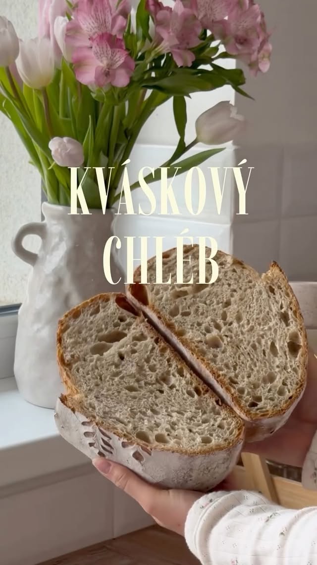 Jak upéct kváskový chléb 🫶🏼🌸První den v sedm večer vytvořím rozkvas: smíchám 15g kvásku, 90 g žitné chlebové mouky a 80 g vody ve sklenici a dám gumičku tam, kam dosáhne těsto. Přikryju víčkem a nechám stát na lince. 🌸Druhý den v sedm ráno zkontroluju svůj rozkvas a pokud se zvětšil dvojnásobně o původní výšku a spadne čepička - dám ho do lednice a udělám autolýzu: smíchám pořádně 560g vody, 150g žitné chlebové mouky a 600g hladké pšeničné mouky (pernerka) a nechám na lince cca hodinu. Po hodině přimíchám důkladně do těsta rozkvas z lednice a nechám 20-30 minut stát na lince. A potom přidám 20-22g soli + 6g kmínu + lžičku olivového oleje a všechno hezky opět prohnětu.Z těsta odeberu kousek, dám to do malé rovné skleničky, mokrou lžičkou to vyrovnám a dám gumičku tam, kam dosáhne těsto. Tenhle krok je hodně důležitý! Teď těsto párkrát popřekládám, většinou to vyjde třeba 4x-5x (z toho první dvě tak a další jinak jako na videu) v prvních 2 - 3 hod. Při každém překládání sleduju rysku na skleničce, jakmile vyskočí o 1/3 původní výšky - rozdělím těsto napůl a každý raneček stočím do kuličky a nechám 10 minut odpočinout na lince.Nakonec oba chleby stočím do pomoučených ošatek (můžete použít i sítko a utěrku, není potřeba mít ošatku). A chleby dám do lednice přes noc.🌸Třetí den ráno (v sedm) rozpálím troubu i s tálem nebo plechem + misku na vodu na 250 °C, horní dolní+horkovzduch, a po jejím nahřátí nechám ještě půl hodiny troubu rozehřívat. Mezitím vyklopím na pečicí papír chleby, posypu rýžovou moukou kterou “uhladím”, udělám obrázek žiletkou a chleby dám opatrně do trouby. V tuto chvíli naliju do misky dole hrnek vody. Nastavím si 17 minut a po 3 minutách chleby nakrojím. Nechám dojet zbylých 14 minut a po uplynutí vyndám misku s vodou, troubu dám pouze na horkovzduch a přepnu na 210 stupňů, chleby přiklopím pečicím papírem a nechám péct ještě 20 minut. Potom vyndám z trouby a nechám na mřížce minimálně půl hodiny zchládnout. Recept (lehce pozměněný) i většinu věcí mám @echt_bake 🫶🏼Tip: Nemusíte mít pekáč - stačí plech a pečicí papír Nemusíte mít ošatky - stačí sítko a utěrka vevnitř (pomoučit)#sourdough #homemade #homebaker #recept #fo by @katerinadolezelovaaa