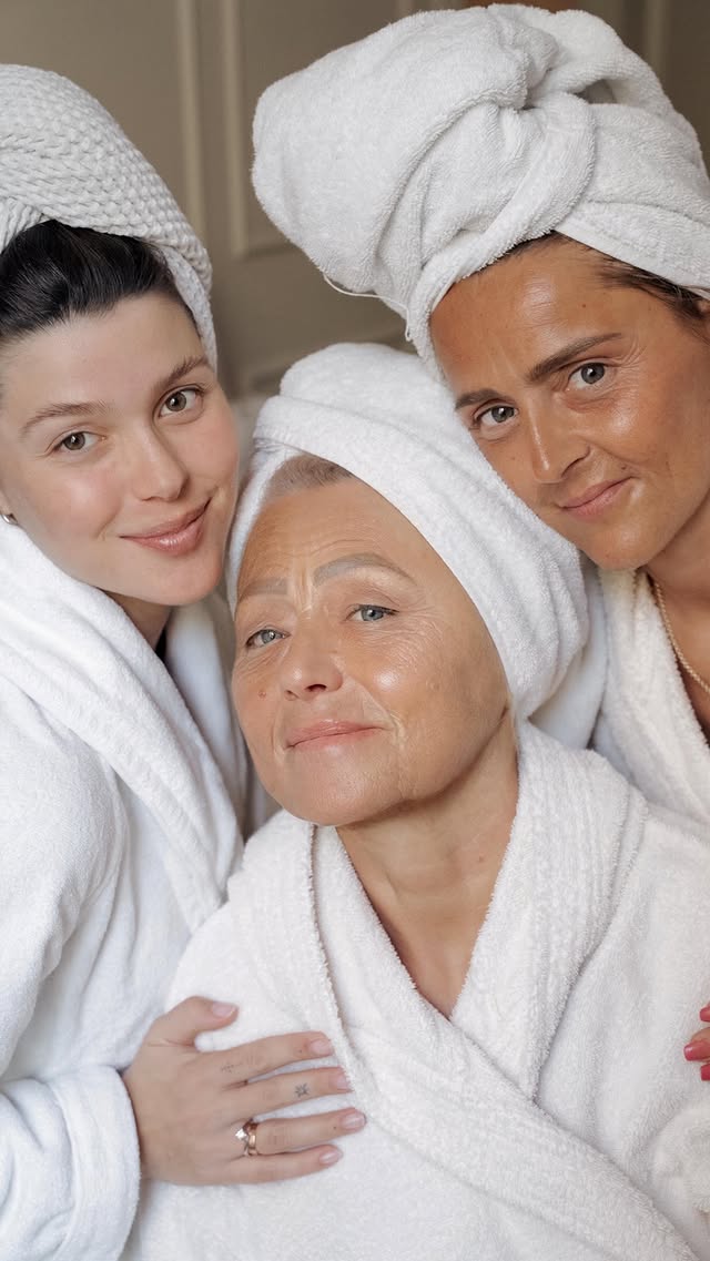 #adv @lancomeofficial Il nostro momento skincare 🤍Tre generazioni, tre pelli diverse…ma lo stesso modo di prenderci cura di noi…Con la nuova linea Absolue Longevity MD ognuna di noi ha trovato il suo alleato per lavorare sulla longevità della nostra pelleLa trovate in anteprima da @douglasitalia #lancomeskincare #AbsolueLongevityMD #lorealitaliatribe