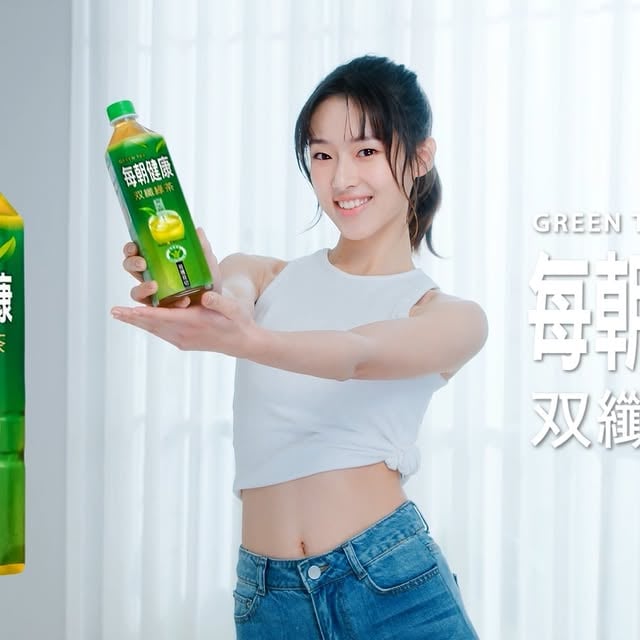 哇！這...這不是小編的女神 #何曼希 嗎？😍😍曼希代言的 #每朝双纖 全新廣告正式首播啦！✨小編看完廣告真的被曼希的自信美驚艷到不行🤤（偷偷說：希希在廣告裡那個律動，小編重複看了 100 遍！）趕快跟著曼希一起體驗全新#每朝健康双纖綠茶 🌿這一次不只双纖双切，體驗感更是 「全面升級」！📈添加了 #日本抹茶粉 的每朝双纖，小編試喝一口真的驚呆：茶香超飽滿、尾韻更回甘，怎麼可以這麼順口啦～（轉圈圈 💃）想跟曼希一起優雅展現自信美嗎？✨趕快去樓下便利店帶一瓶，這口感絕對讓你一喝就愛上！❤️#每朝健康 #每朝双纖 #新代言人 #何曼希 #双纖綠茶 #日本抹茶粉 #更香更順更好喝 #你今天每朝了嗎 #5月3日大首播