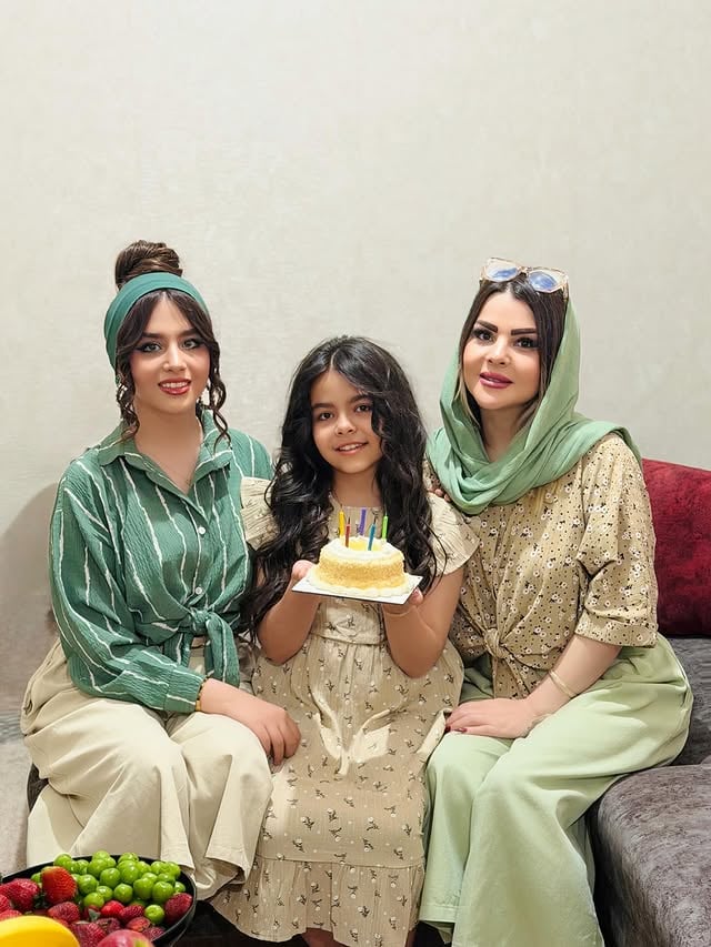 کدوم اسلاید قشنگتر بود؟🥹کپشن مهم‼️تولد ۱۲سالگیت مبارک دختر کوچولوی خونه🏠❤️اسلاید دوم‌رو دیدید؟کلی متن اماده کرده بودم و کلی فک کرده بودم که چی بهش بگم و چجوری بگم خیلی دوسش دارمولی یهو بغضم ترکید و اجازه نداد…اولین نفری هستی که برای بزرگ شدنش هم خوشحالم هم یه جورایی ناراحتاینو فقط خواهرای بزرگتر درک میکنناینو بدون هر چی ام بشه تو همیشه یه خواهر بزرگتر داری که میتونی روش حساب کنی🫂🤍دوست دارم خواهر کوچولو🫶🏻@parmis_org4 @parmis_model