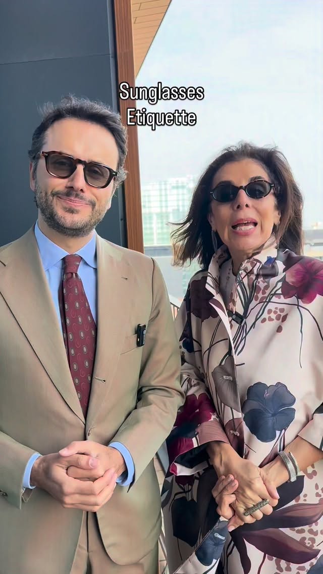 Sunglasses Etiquette 👓 Miss Laura Pranzetti Lombardini is wearing @tbdeyewear Ellipse Dark Havana, channeling her inner Carolyn Bessette from Love Story TV Show.I chose @tbdeyewear Ply Brown Havana with photochromic lenses from Linea AccademiaWhich one do you prefer? by @fabioattanasio