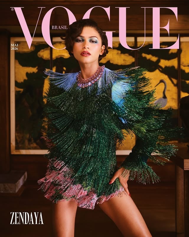 Uma das maiores atrizes de sua geração, além de ser uma das mais apaixonadas por moda, @zendaya é capa da #VogueMaio, marcando sua estreia na Vogue Brasil, no mês do nosso aniversário de 51 anos. Vivendo a fase mais importante de sua carreira, com cinco lançamentos só este ano, a atriz foi fotografada por nossa equipe em Los Angeles, com styling de Law Roach (@luxurylaw) – com quem mantém uma das parcerias mais frutíferas e criativas da indústria –, ao lado da nossa diretora de moda @ritalazzarotti. Em conversa exclusiva com a diretora @marialauraneves, Zendaya contou que, desde muito cedo, entendeu que a moda seria uma aliada na construção de sua carreira e uma maneira de deixar a temporada de divulgação dos filmes, “nem sempre tão divertida”, nas palavras dela, mais interessante. “Todo esse trabalho me ajudou a criar uma identidade e me deu muita confiança, foi muito importante.” Leia a matéria na íntegra em vogue.com.brA edição de maio está disponivel na loja do Instagram e chega no dia 14 às bancas de todo o país. A revista também estará no aplicativo @globomais até o fim da semana. Foto: @nheinigerTexto: @marialauranevesDireção de moda: @ritalazzarottiStyling: @luxurylawDireção de arte: @juliakoalaCabelo: @coree.morenoMaquiagem: @ernestocasillasProdução executiva: @boonproduction e Daniel Annet (EUA) e @enzoamendola (Brasil)Produção de moda: @yvonneshelly, @rtatsuo, @marianoanac e @sutonaniAssistentes de foto: @lmiguelphoto e @jai.photo Operador digital: @formatdigitalProdução: @jamesperry Assistentes de produção: Tiago Puel Correia e Carlos De RosaManicure: @kimkimnailsTratamento de imagem: @taugeretouchAgradecimento: @hollyhockhouse (Courtesy of the City of Los Angeles Department of Cultural Affairs)Look: vestido @louisvuitton e colar @chopard by @voguebrasil