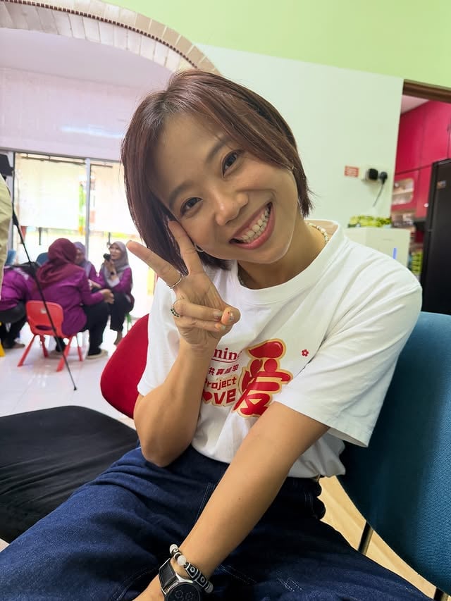 「唐宝宝」其实就是「甜心宝贝」🍬甜甜的笑、无心机无防备的，只要你对他好；他就会喜欢你。哪怕一开始的时候，Nabilah和其他的唐宝宝们跟我们都是第一次见面，但一起打球、一起跳舞、一起学数学、语文…你知道他们有多可爱吗？！会在我接不到球的时候🤦‍♀️哎哟捂头之后，很耐心等我捡球。会在我跟不上舞蹈的时拉我手；还有我们当天的主人公Nabilah，特别喜欢拍照📷但不是拍自己，而是拿着我的手机拍我们📸第一张和最后一张照片，就是她拍的我和 @dj.chuan ✌️#jasmine爱行动第三季 导播组问我：“对于有些人质疑媒体为什么要去报导这些特殊案例，你会不会觉得是在煽情？”我不知道别人；但我说：“不觉得。但哪怕煽情，如果真的可以勾起你的善良与执行，那我觉得这样的抛砖引玉没问题。而且我们不是让大家看他们可怜，而是希望大家能看到他们已经很努力了、一直很努力的！”一些我们轻而易举的事，对唐宝宝的父母和ORKIDS (Our Kids Are Special)来说，是需要训练很久才能让唐宝宝们如此有秩序、有自理能力、沟通能力。但作为非赢利教育机构，ORKIDS只能照顾唐宝宝到20岁。而一直以来，不顾夫家反对、风雨不改坚持带着Nabilah来学习上课的单亲妈妈，现如今只希望即将“毕业”的Nabilah可以用她在学院学到的烘焙Cari Rezeki。Puan将所有的辛苦轻描淡写，句句不喊苦、不喊累，只说爱❤️📺5月8日这个星期五晚上9PM首播；星期天傍晚6PM重播。谢谢制作组和@8tvmalaysia @bestoflocal8tv 让我当了一回爱心小天使💖#tvhost #malaysiahost #host #8tvchinese by @hana_xinyi