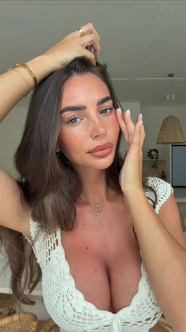 finishing touches 🌺 @summerfridays lip liner in shade mocha@rhode shade sleepy girl @kiehls ultra facial cream @kerastase_official glaze drops hair oil #makeup