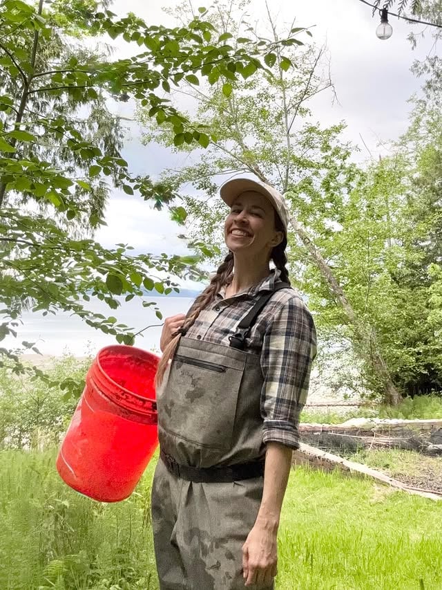 She might smell like shellfish, but she cute 🦪Swipe left to see a day in the life of hobbyist oyster farmers. by @refaubrey